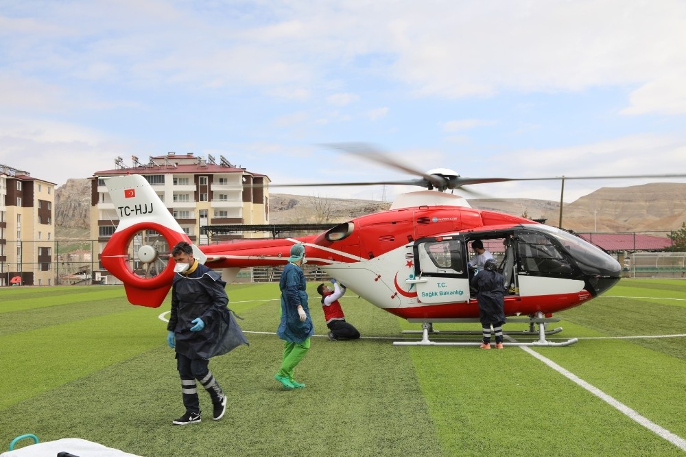 Rahatsızlanan kadın hava ambulansıyla hastaneye kaldırıldı 