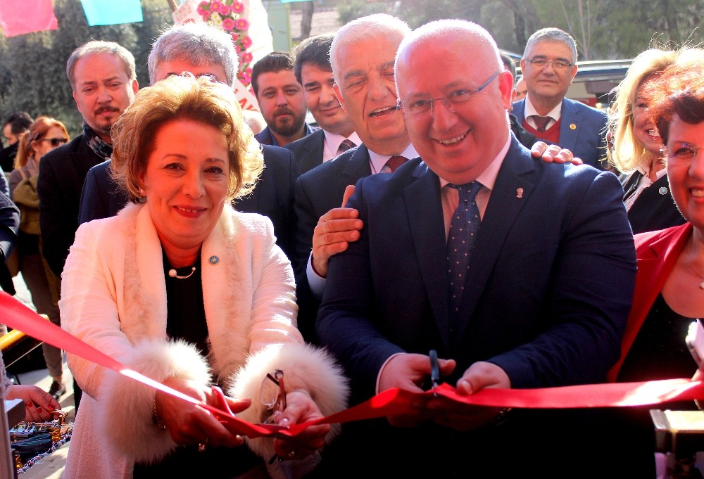 Rakibinin seçim ofisi açılışına katıldı 