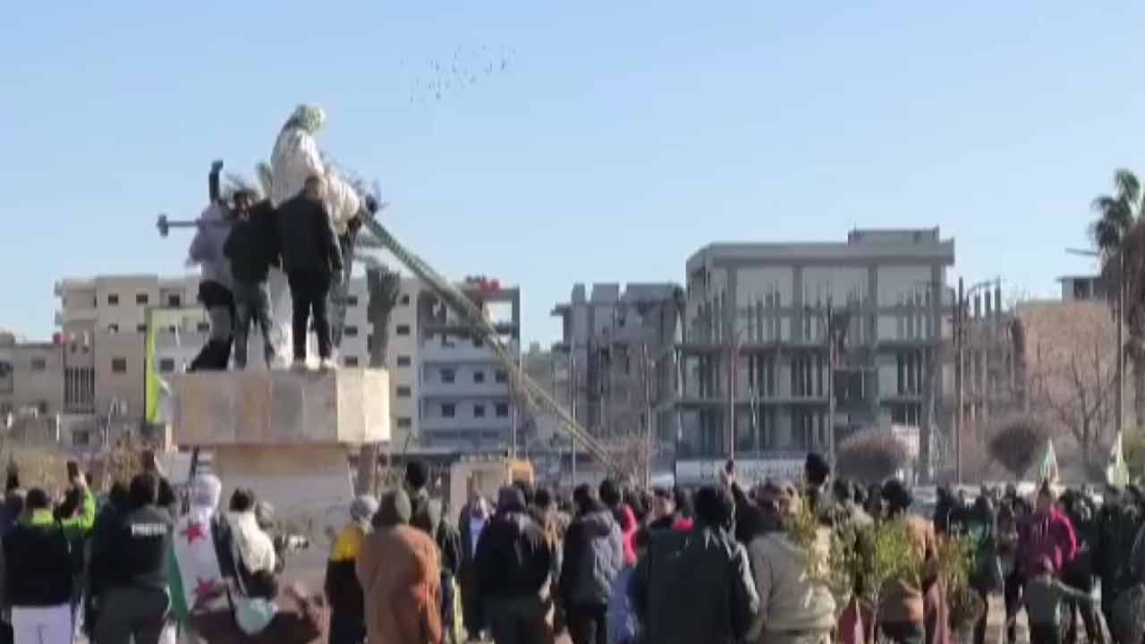 Rakka halkı teröristlerin heykellerini paramparça etti