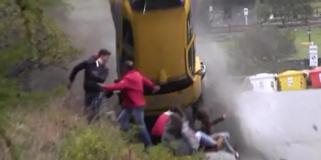 Ralli kazasından sağ kurtuldular!