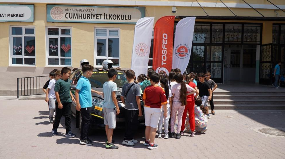 Ralli pilotları öğrencilerle buluştu