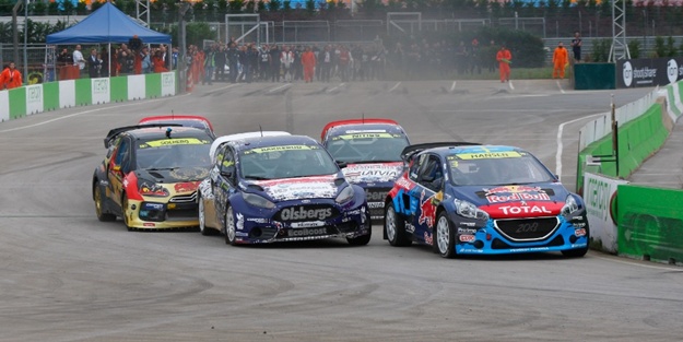 Rallikros tozu dumana kattı