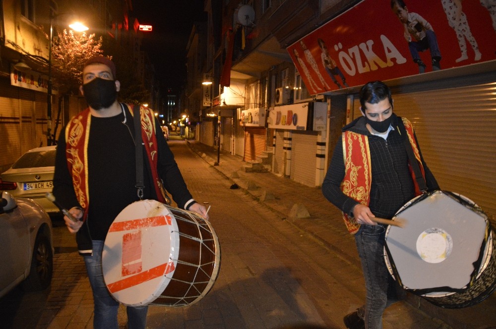 Ramazan- ı Şerif’in ilk sahurunda davulcular, vatandaşları uyandırdı 