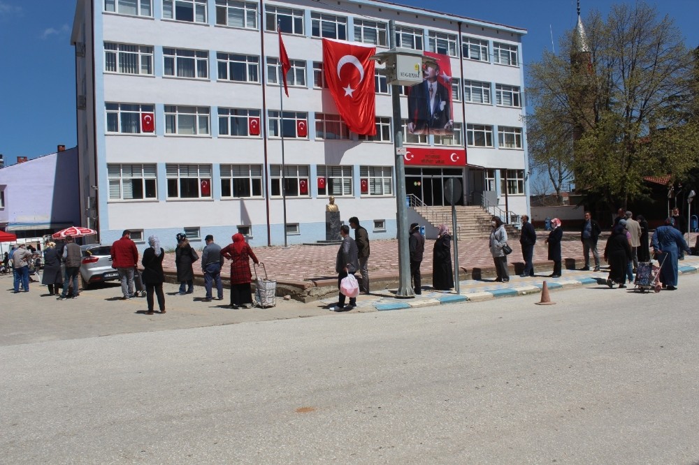Ramazan ayında kurulan ilk pazarda uzun kuyruklar oluştu 
