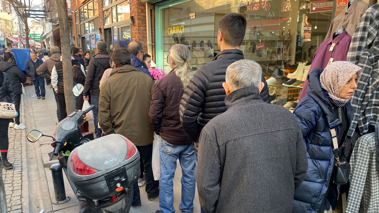 Ramazan ayının olmazsa olmazı: Pide kuyruğu