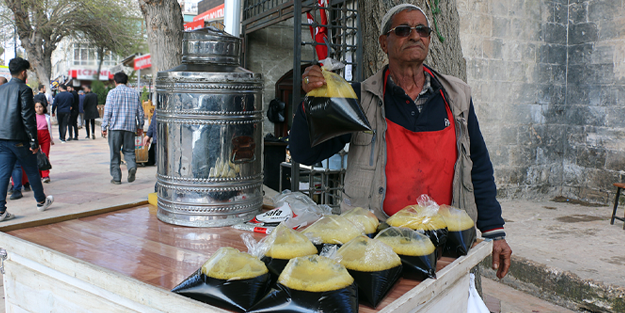 Ramazan ayıyla birlikte meyan şerbeti tezgâhlardaki yerini aldı