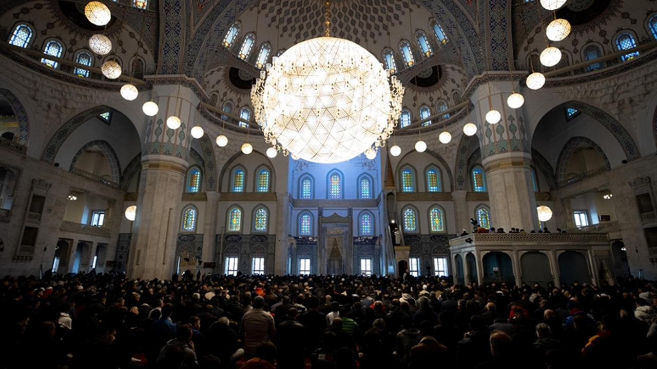 'Ramazan bayramı hak edenlere mübarek olsun'