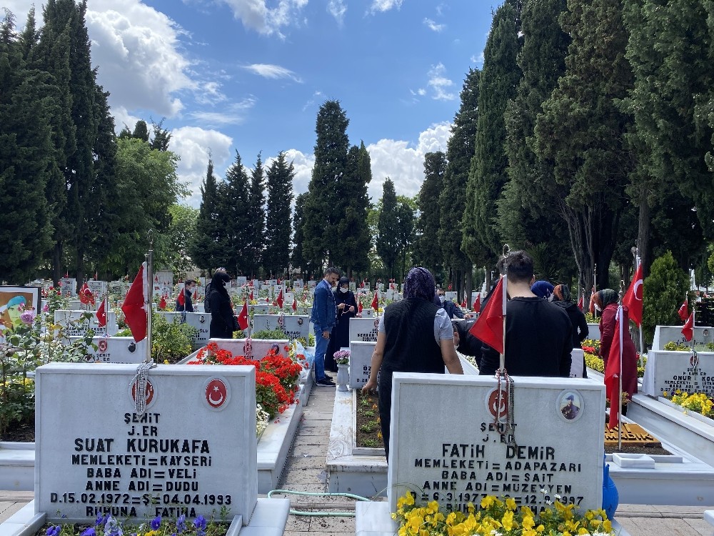 Ramazan Bayramı öncesi aileler, Edirnekapı Şehitliği’ni ziyaret etti 