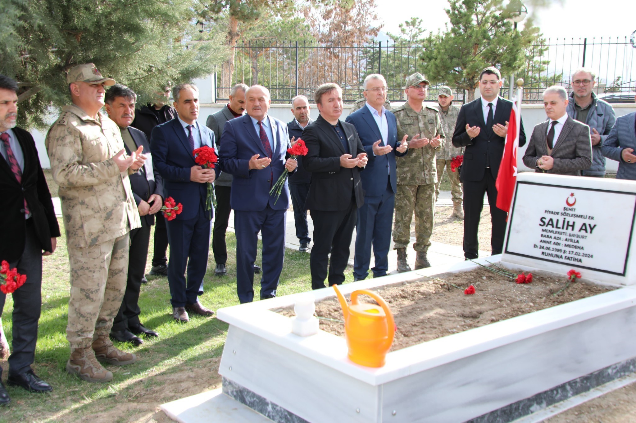 Ramazan Bayramında şehitlik ve mezarlık ziyaret edildi