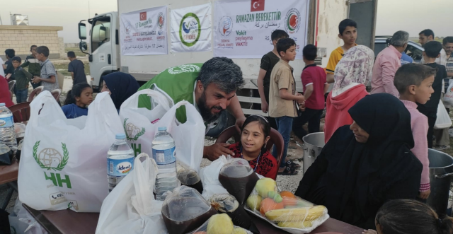 Ramazan berekettir kimsesizlere yetimlere ulaşma vaktidir