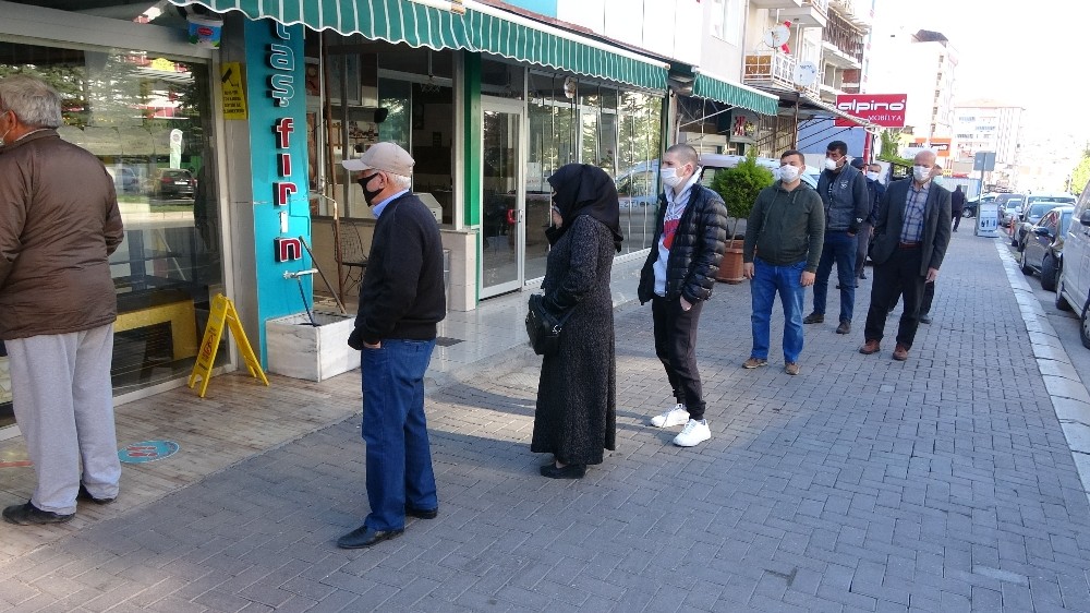 Ramazan geleneği ’pide kuyruğu’ bu defa sosyal mesafeli 