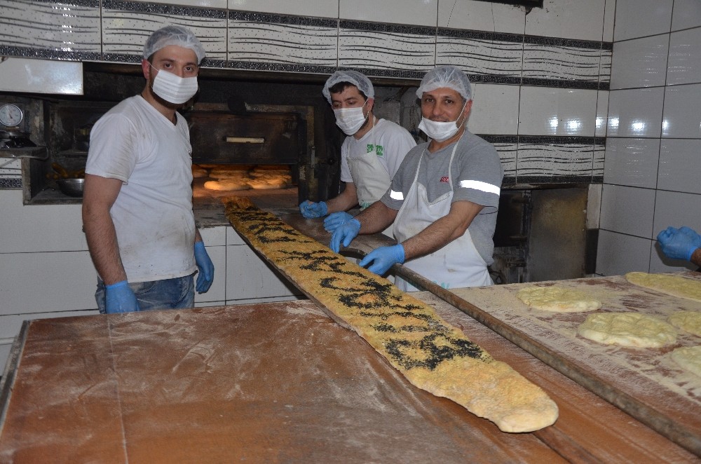 Ramazan için 4 metrelik pide yaptı 