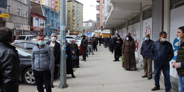 Ramazan öncesi oluşan kuyruk 400 metreyi buldu