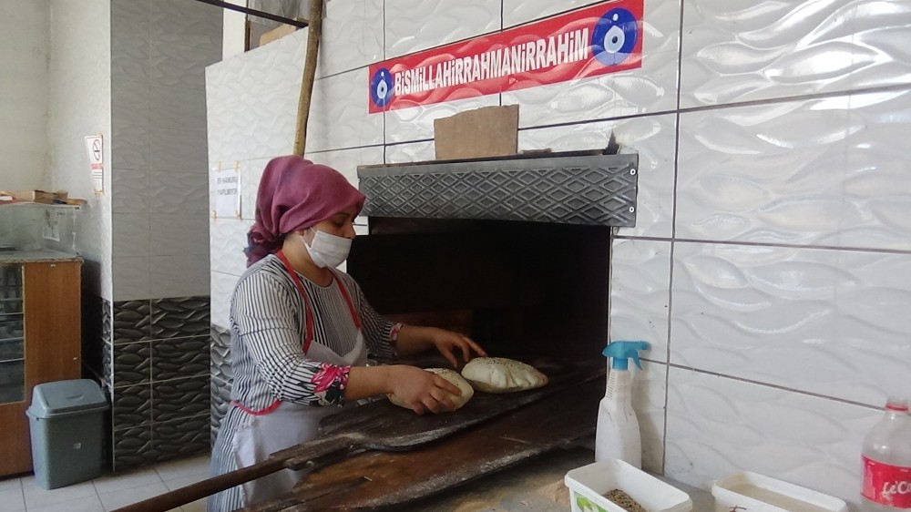 Ramazan pidesine kadın eli değdi 