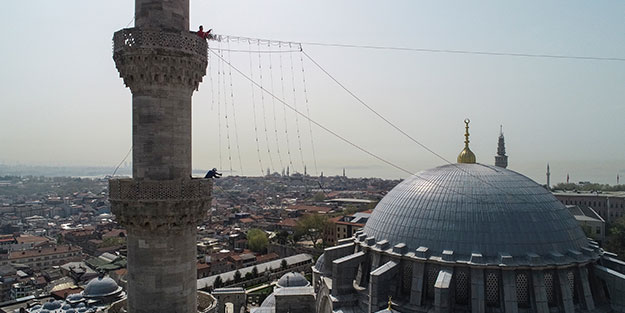 Ramazan'a hazırlanan İstanbul camilerinin gerdanlıkları asılıyor