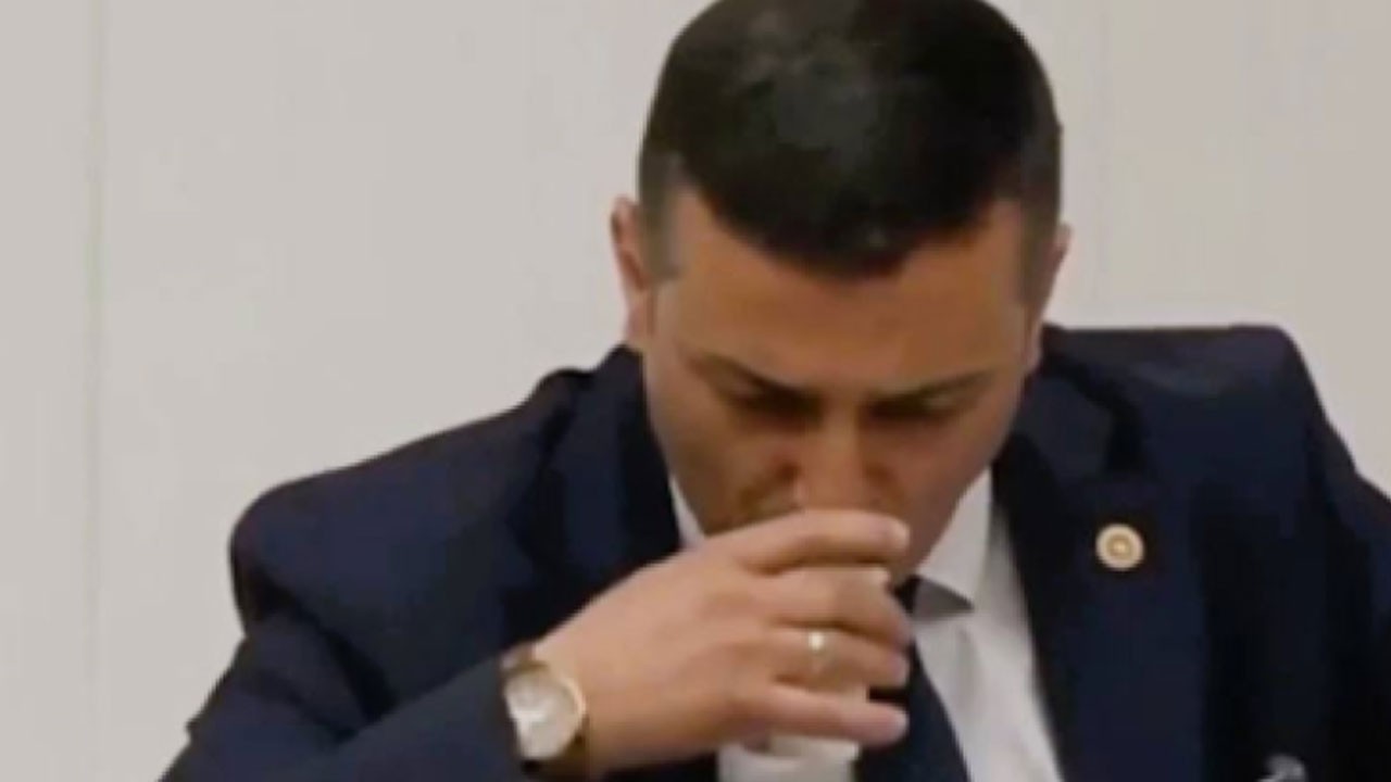 Ramazan’da nispet yapar gibi kürsüden su içmişti… İYİ Partili Türkoğlu, YPG’li Şami’nin sözcülüğüne soyundu