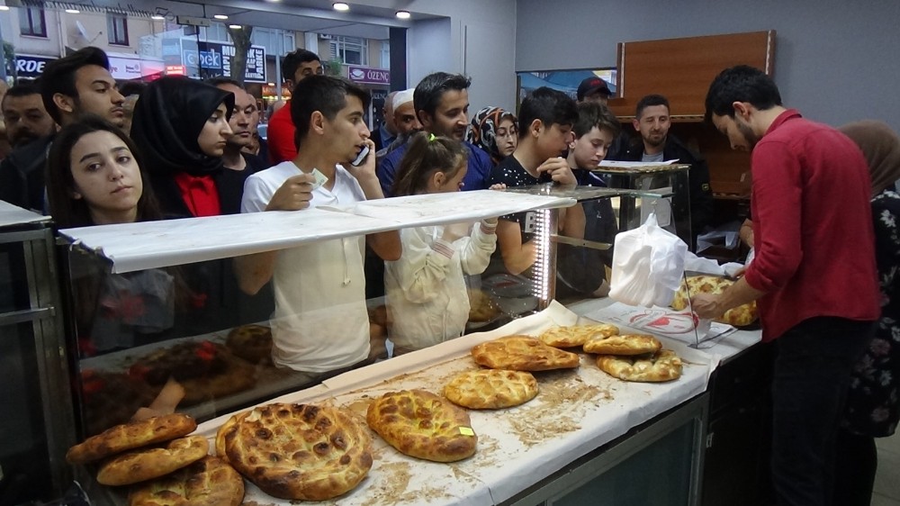 Ramazan’da sıcak pide kuyruğu 