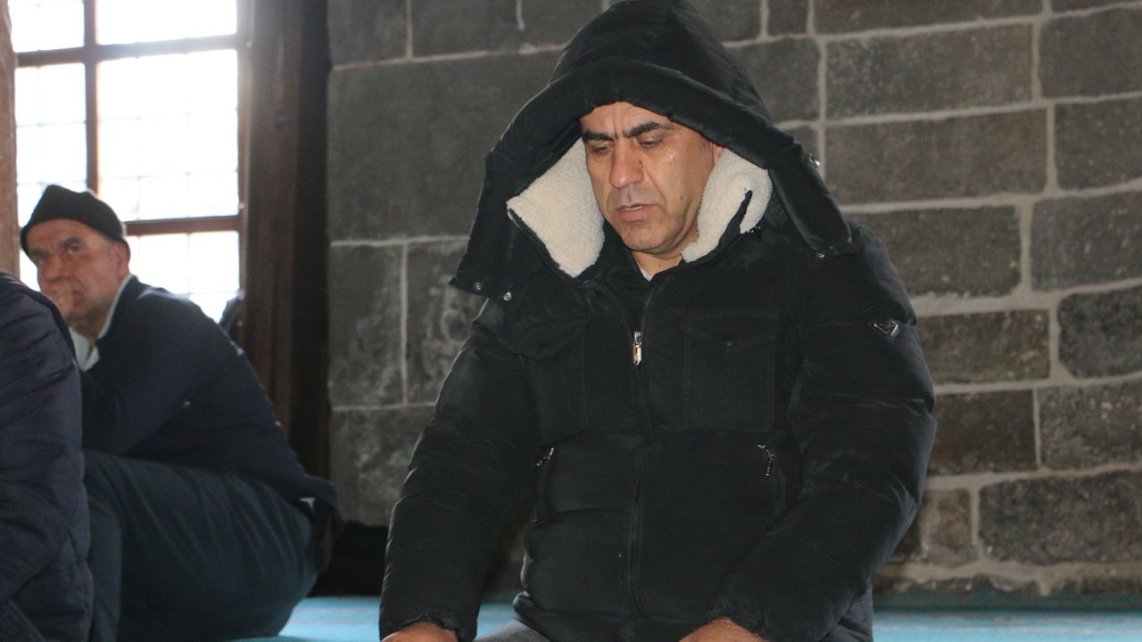 Ramazanı dolu dolu yaşıyor! 4 yıldır her gün farklı camide teravih kılıyor