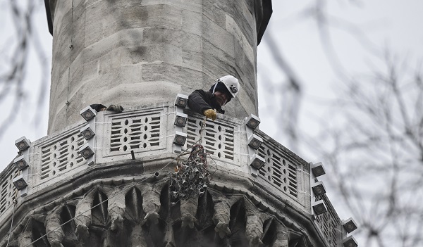 Ramazanın ilk mahyası Eyüp Sultan Camisi'ne asıldı