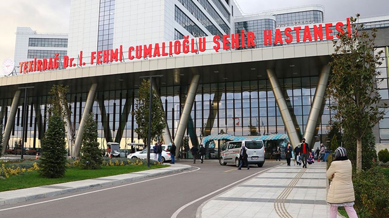 Randevusuz muayeneye geldi, doktoru dövdü