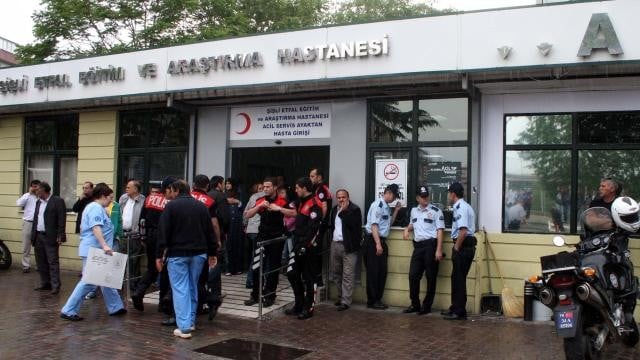 Rapor almaya gittiği hastanede 4 güvenlikçiyi bıçakladı
