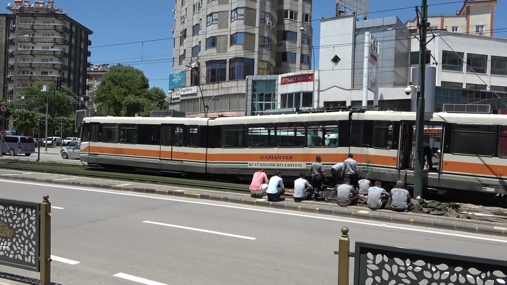 Raydan çıkan tramvay 6 saat sonra kaldırıldı 