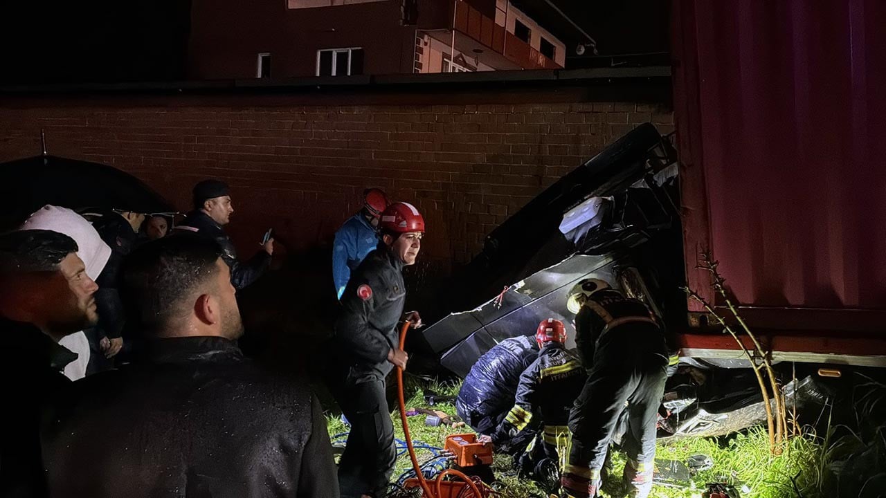 Raylara devrilen TIR’ın sürücüsü öldü! Tren seferleri aksadı
