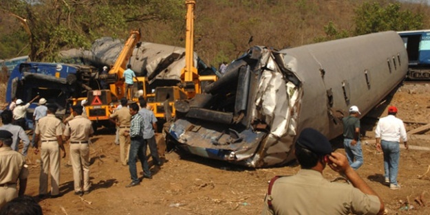 Raylara düşen kaya 10 vagonu raydan çıkardı