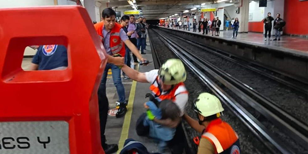 Raylara girdi metro seferlerini aksattı