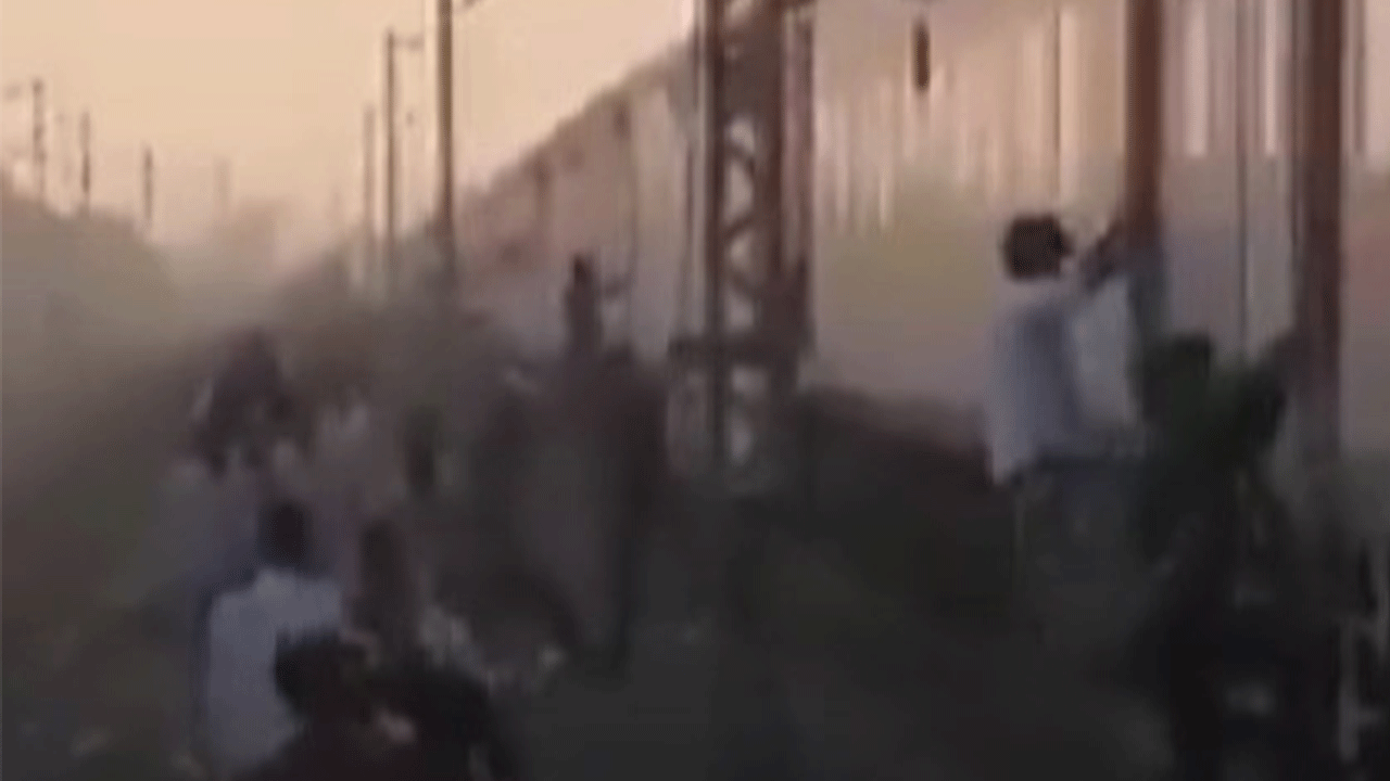 Raylara inen yolculara tren çarptı: Ölü ve yaralılar var!