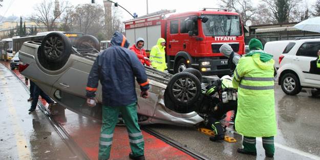 Raylarda kayan otomobil takla attı