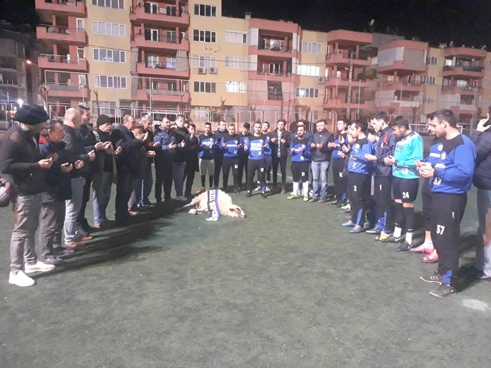 Razlıspor, kurban keserek dua etti 