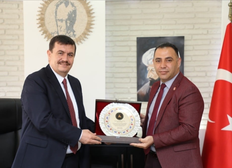 Recep Gündüz’den Vali Arslantaş’a teşekkür plaketi 