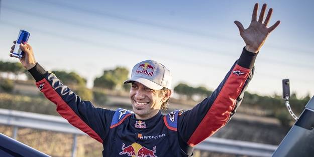 Otoyol tünelinden uçakla geçip, Guinness Rekorlar Kitabı'na girdi!