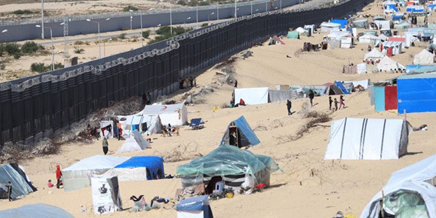 Refah'a sığınan Gazzeliler ölüme mi terk edilecek? Mısır sınırdaki çitlere dikenli tel yerleştirdi!