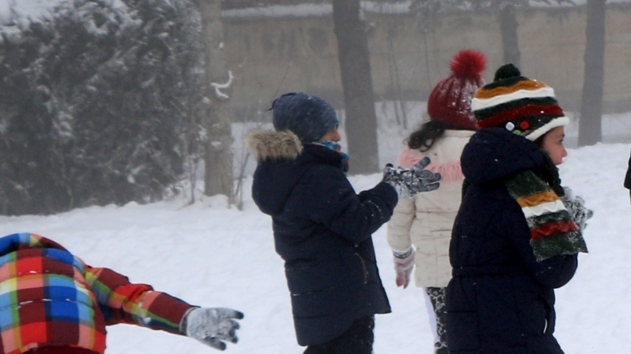 Refahiye’de kar yağışı nedeniyle eğitime ara verildi