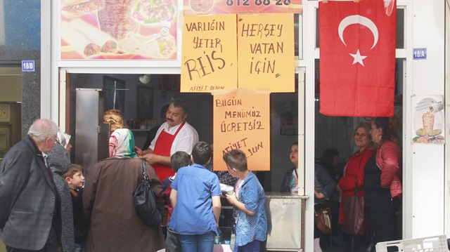 Referandum sonucunu döner dağıtarak kutladı