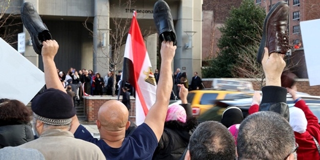 Referanduma 'ayakkabılı' protesto