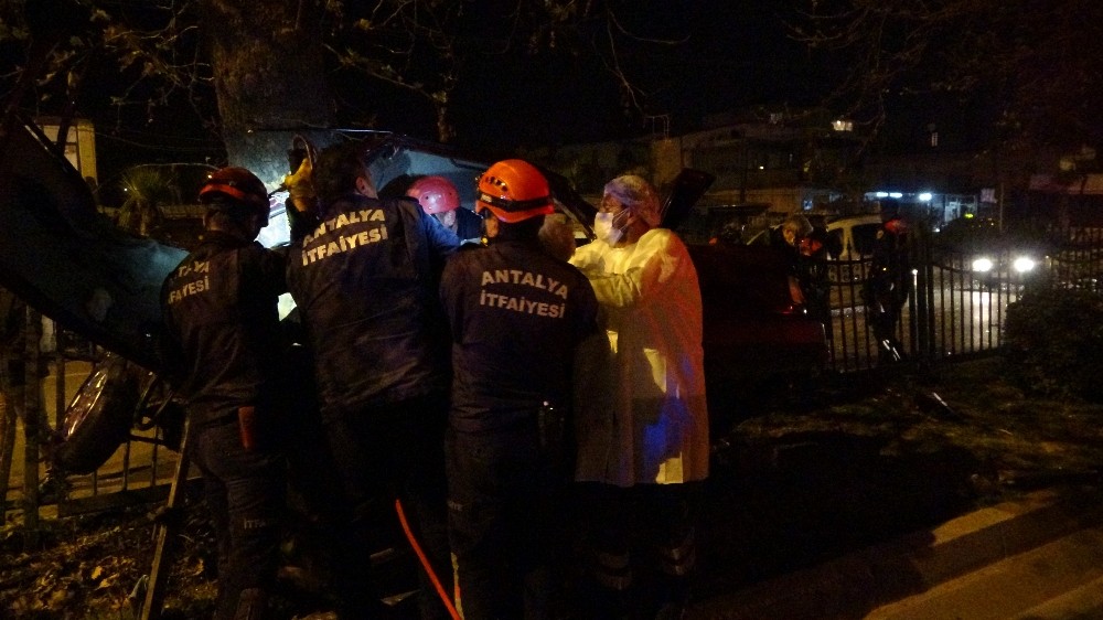 Refüjdeki ağaca çarpan otomobil hurdaya döndü: 1 ölü 