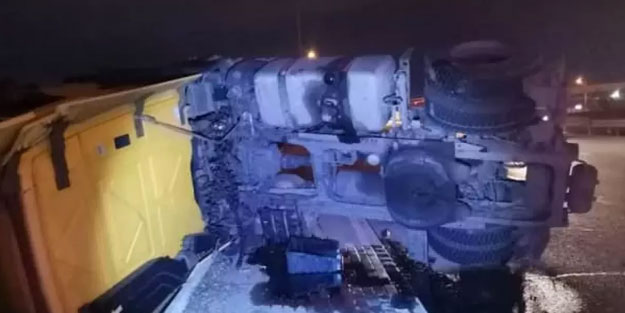 Refüje çarpan kamyon yan yattı