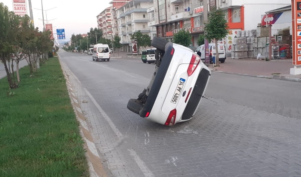 Refüje çarpan otomobil devrildi 