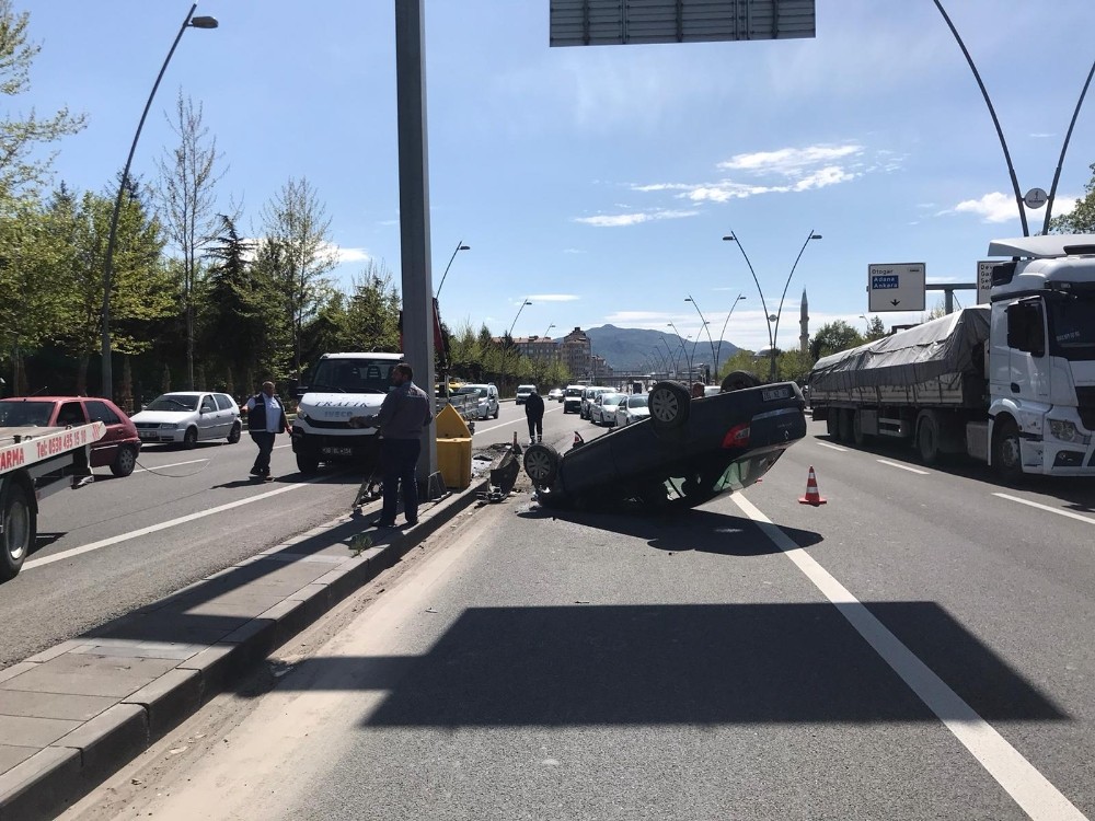 Refüje çarpan otomobil ters döndü: 3 yaralı 