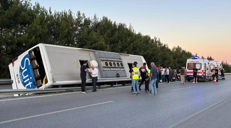Refüje çarpan yolcu otobüsü devrildi!