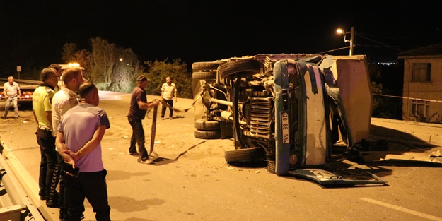 Refüje çarparak karşı yola geçen kamyonetin sürücüsü hayatını kaybetti