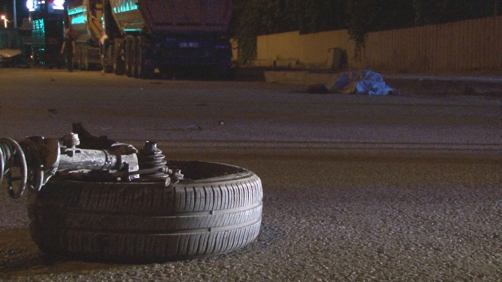 Refüje çarparak takla atan otomobilden yola savrulan genç öldü 