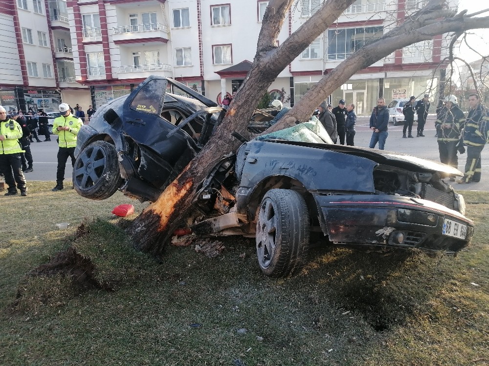 Refüje çıkan otomobil, ağacı yerinden söktü: 2 ölü, 1 ağır yaralı 