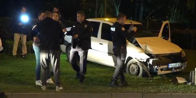 Refüje çıkan otomobil bariyerlere çarparak durdu