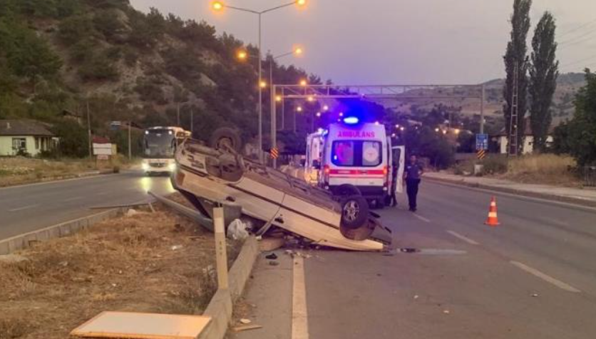 Refüje dalan otomobil direğe çarptı: Yaralılar var