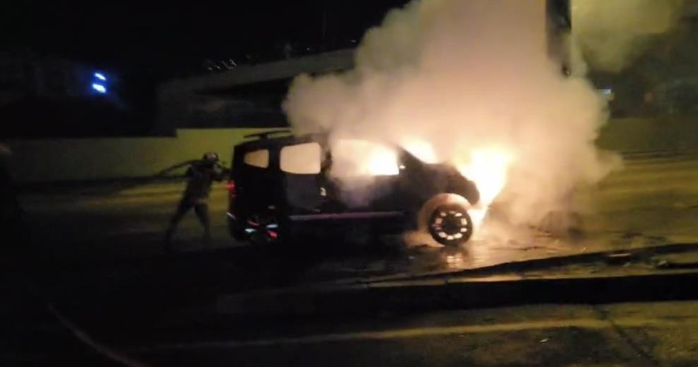 Refüje dalan sürücü camdan fırladı, araç alev topuna döndü