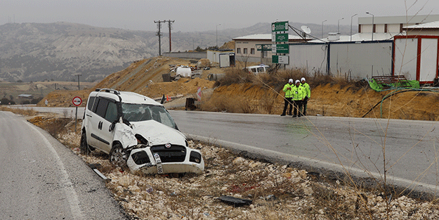 Refüje devrilen otomobilin sürücüsü öldü